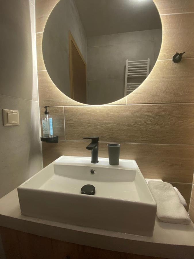 Apartament Aristi Boutique Stonehouse With Attic Zewnętrze zdjęcie