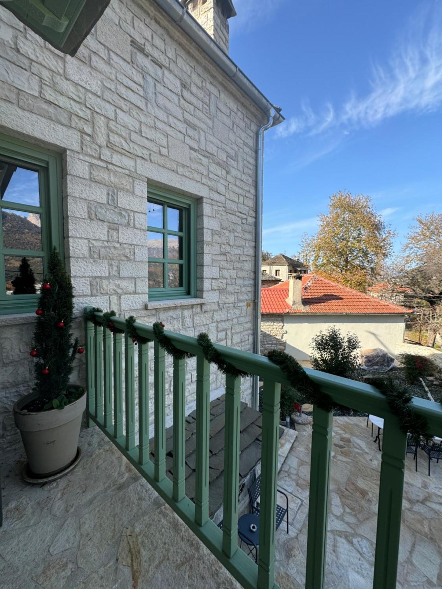 Apartament Aristi Boutique Stonehouse With Attic Zewnętrze zdjęcie