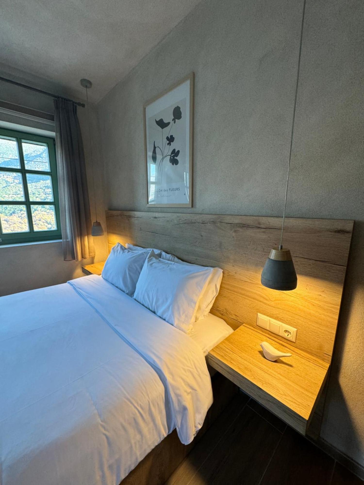 Apartament Aristi Boutique Stonehouse With Attic Zewnętrze zdjęcie