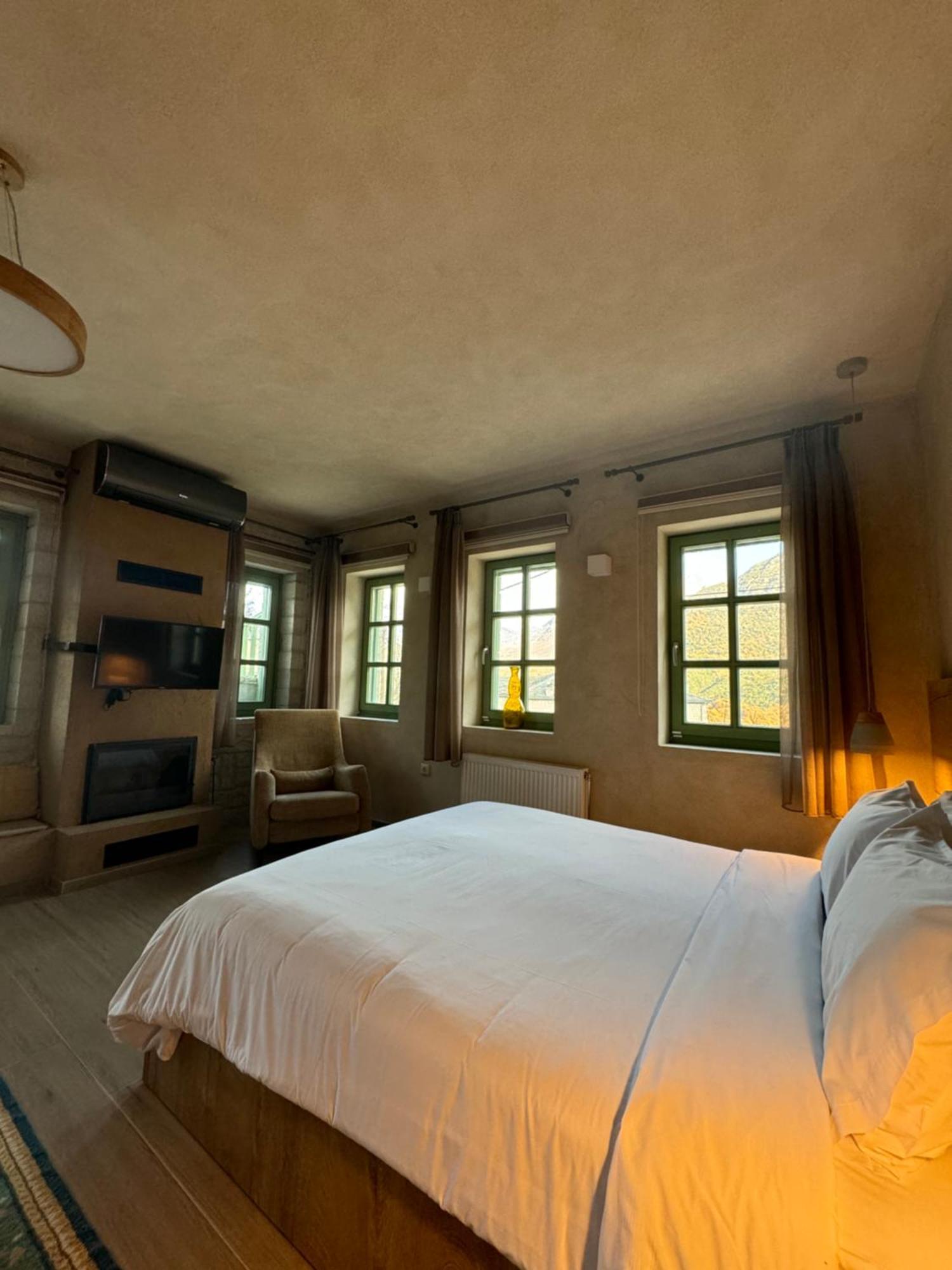 Apartament Aristi Boutique Stonehouse With Attic Zewnętrze zdjęcie