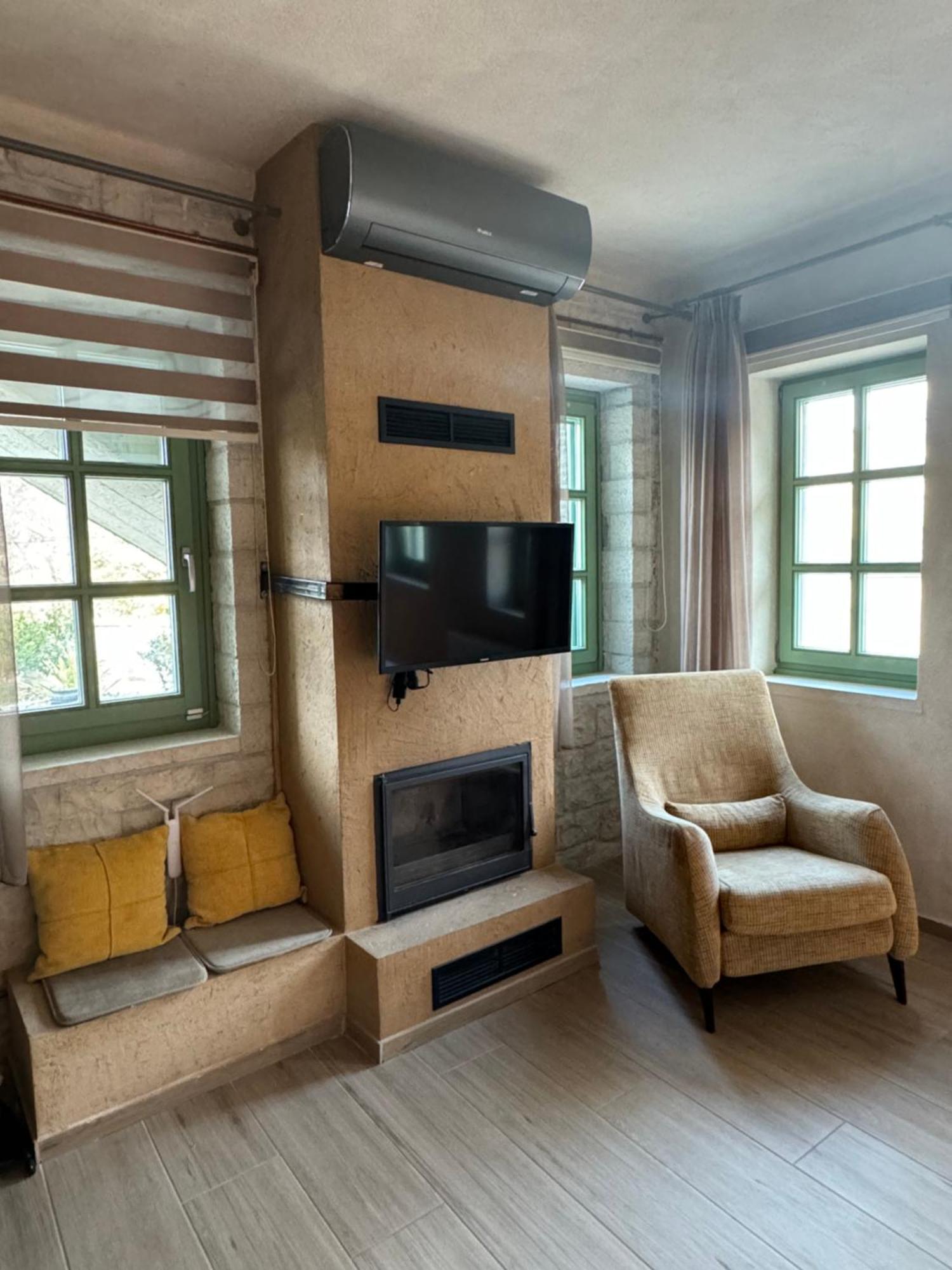 Apartament Aristi Boutique Stonehouse With Attic Zewnętrze zdjęcie